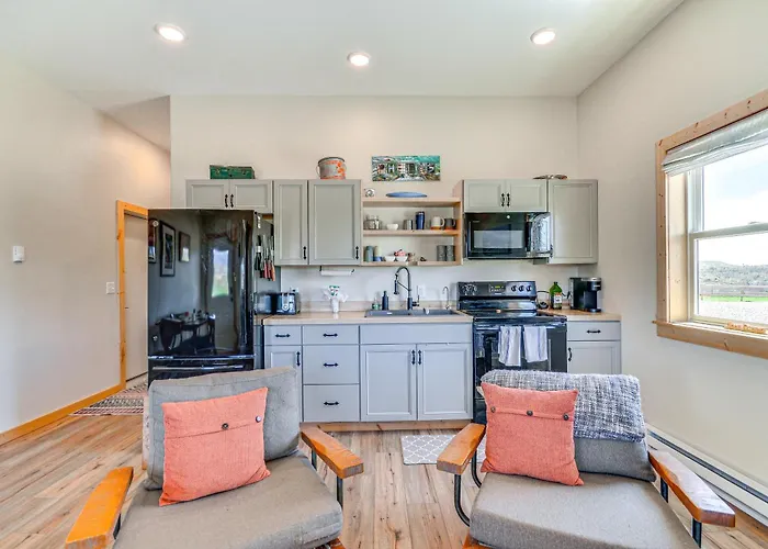 Apartamento Riverfront Retreat W/ Fire Pit & Views!