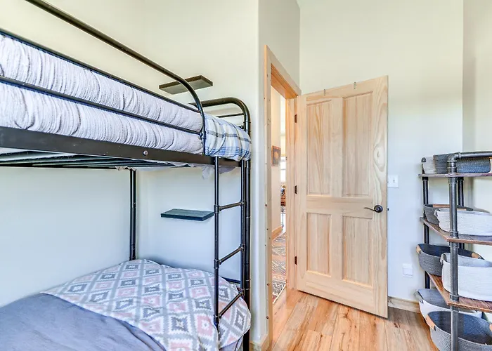 Riverfront Retreat W/ Fire Pit & Views! Apartamento