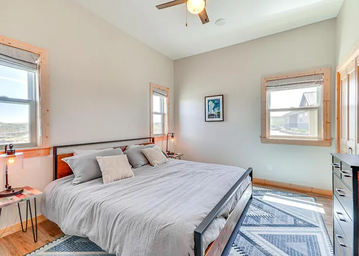 Riverfront Retreat W/ Fire Pit & Views! Apartamento *