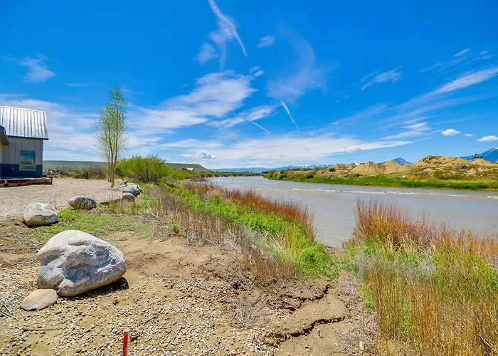 Riverfront Retreat W/ Fire Pit & Views! Apartamento